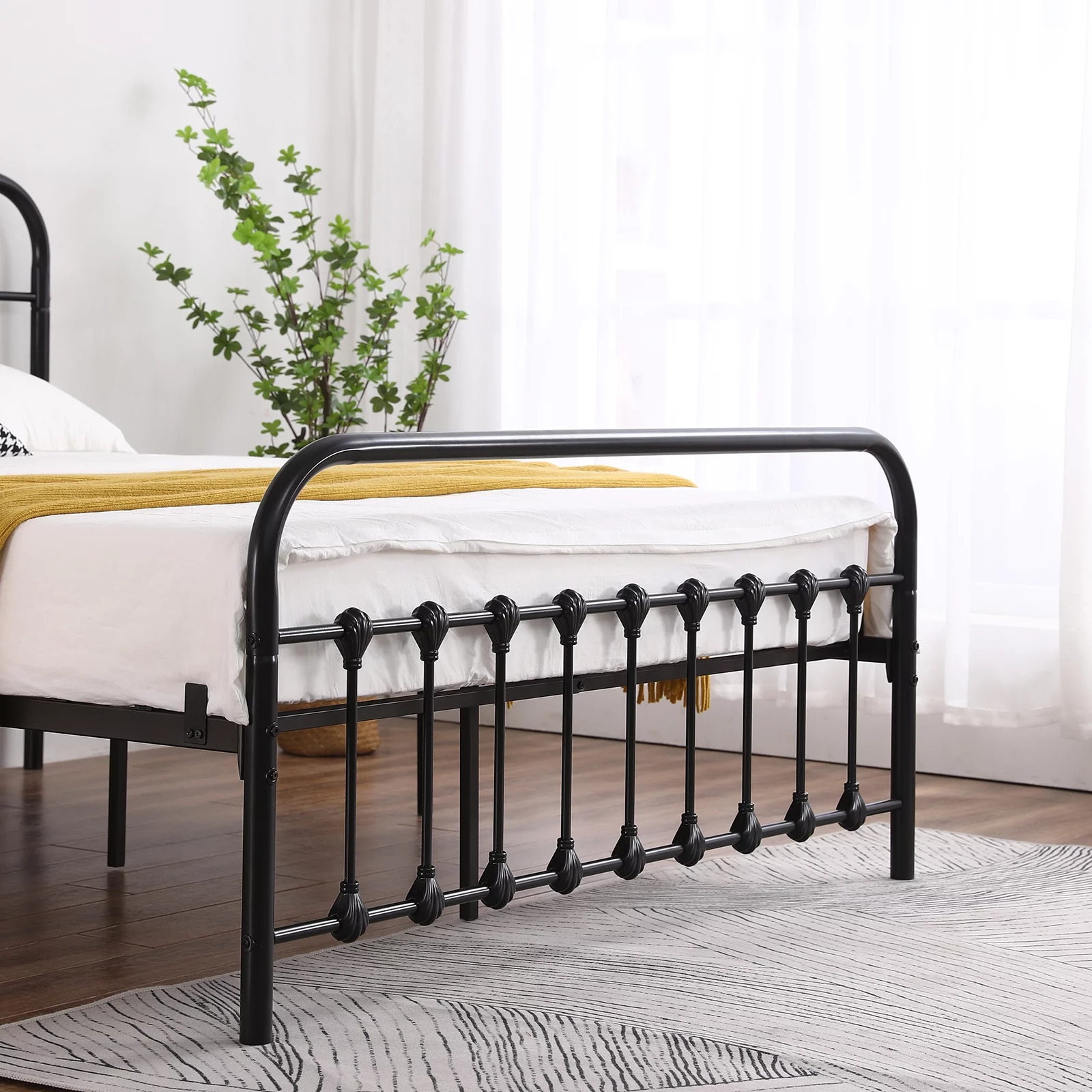 Queen Size Curved Frame Bed Head & Foot Iron Tube with Shell Decoration Black