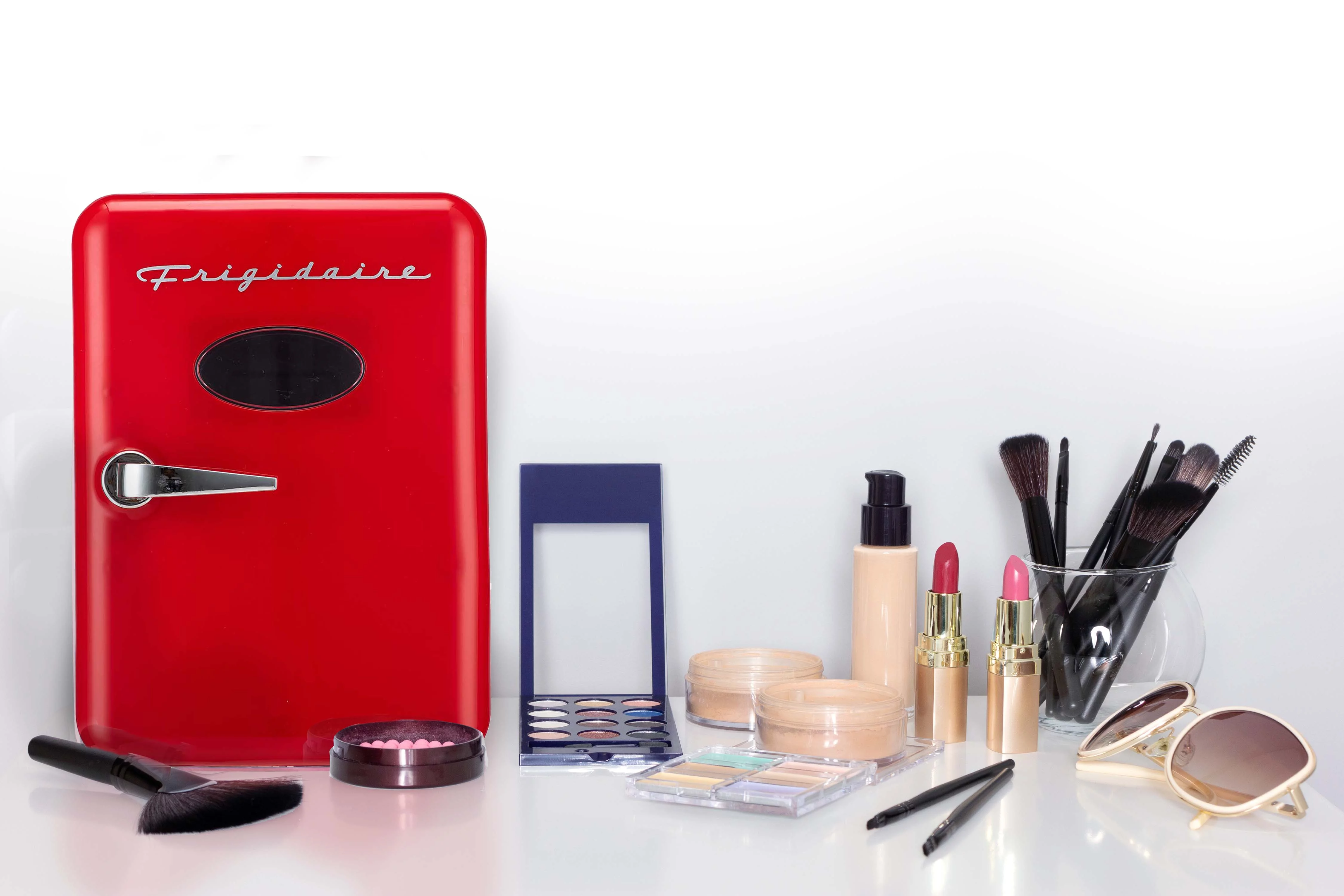 Frigidaire, Portable Retro 6-Can Mini Cooler, EFMIS137, Red