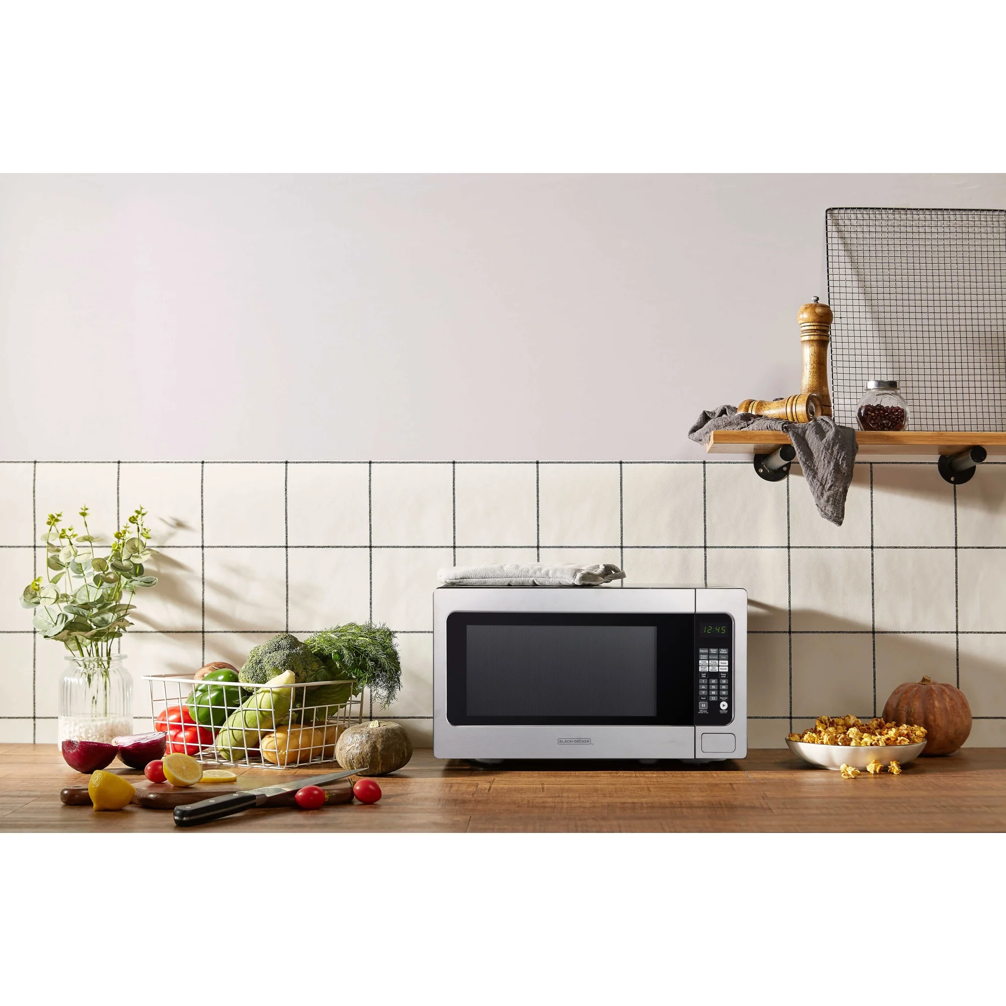 Black+Decker EM262AMY-PHB 2.2 Cu. Ft. Microwave with Sensor Cooking, Stainless Steel