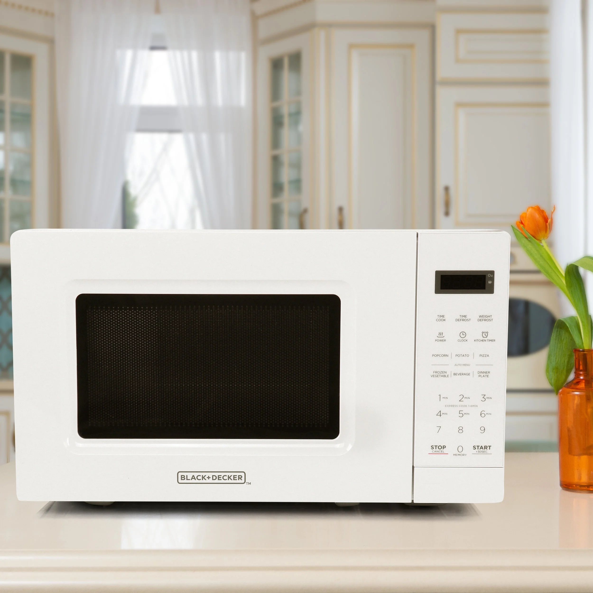 Black and Decker 0.7 Cu Ft 700 Watt LED Digital Microwave Oven in White with Child Safety Lock