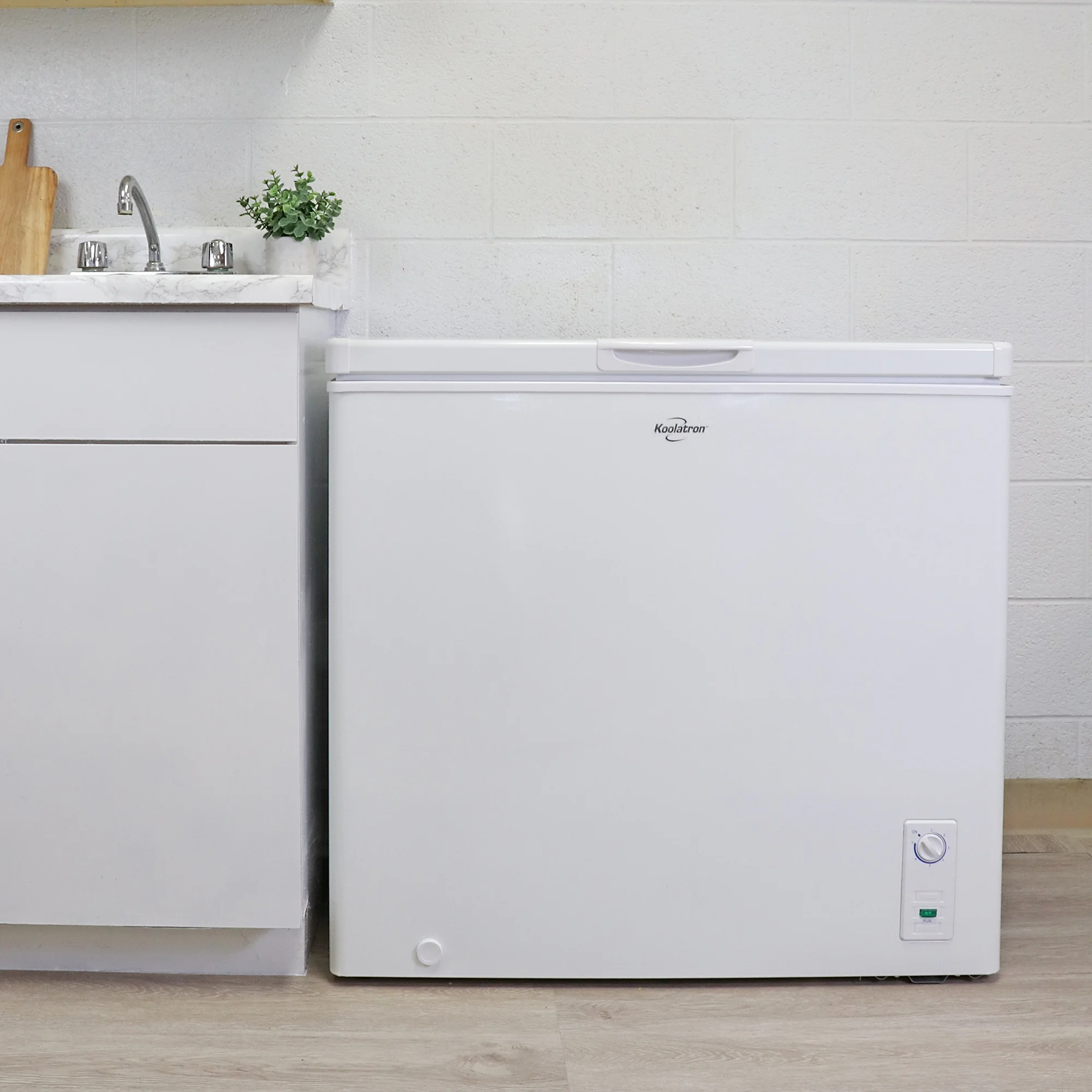 Koolatron Chest Freezer 7.0 Cu. ft (195L), White, Manual Defrost